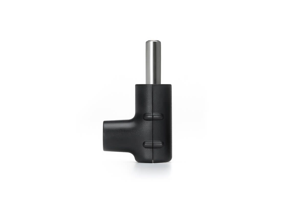 Schwarzer Adapter mit silbernem Stecker auf weißem Hintergrund.