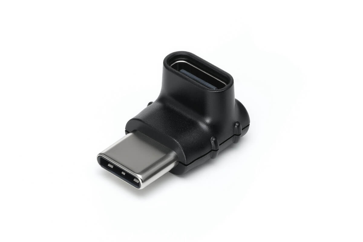 Schwarzer USB-C-Adapter 90 Grad Winkel mit silbernem Stecker.