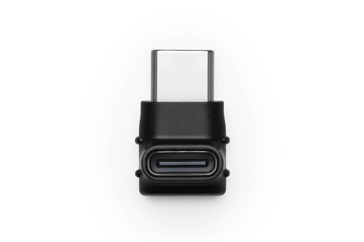 Ein schwarzer USB-C-Adapter mit einem silbernen Stecker und einer Buchse.