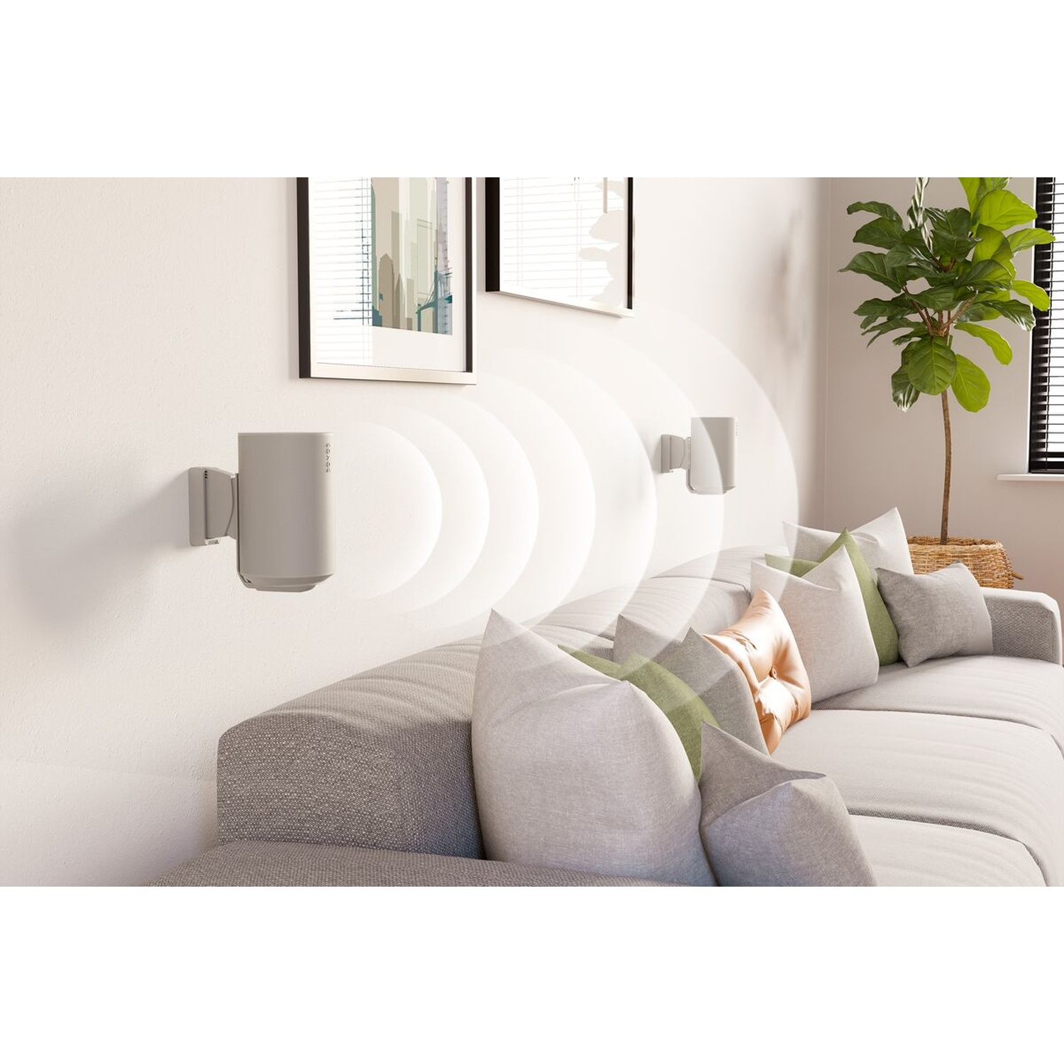 Haut-parleurs gris sur mur au-dessus de canapé avec coussins.