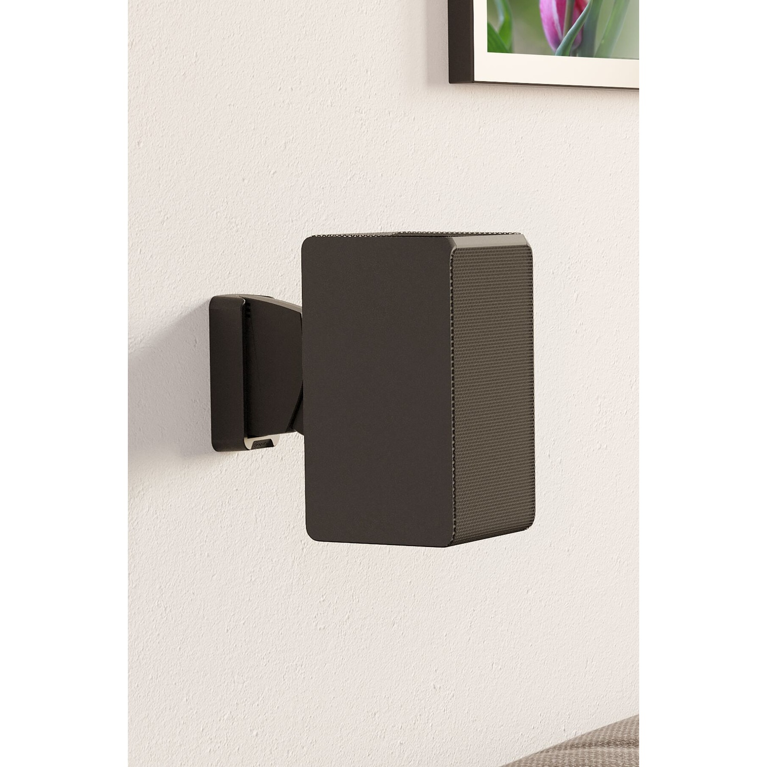 Un haut-parleur noir est monté sur un mur blanc.