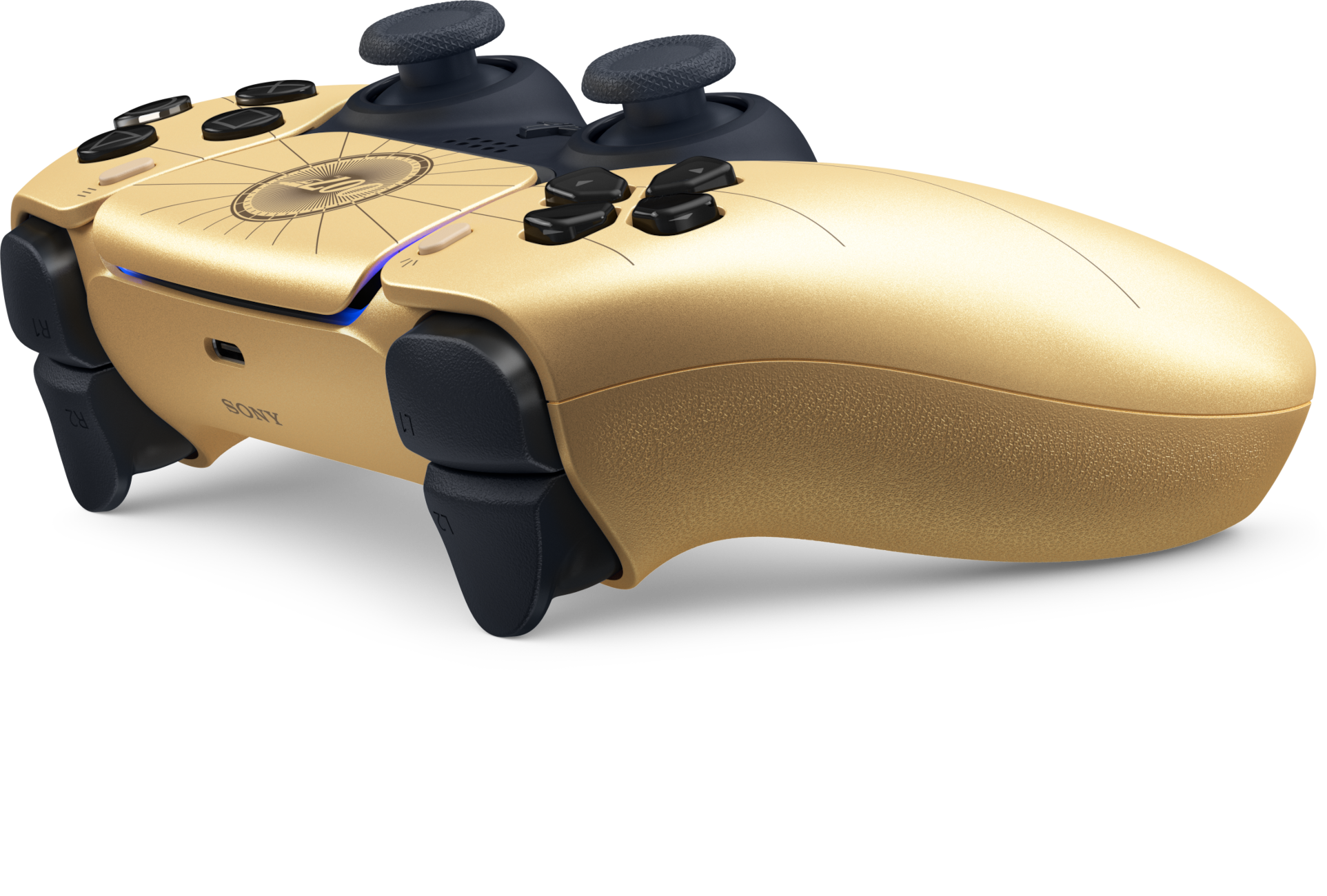 Arany kontroller fekete gombokkal és fekete joystickkel fekete háttéren.