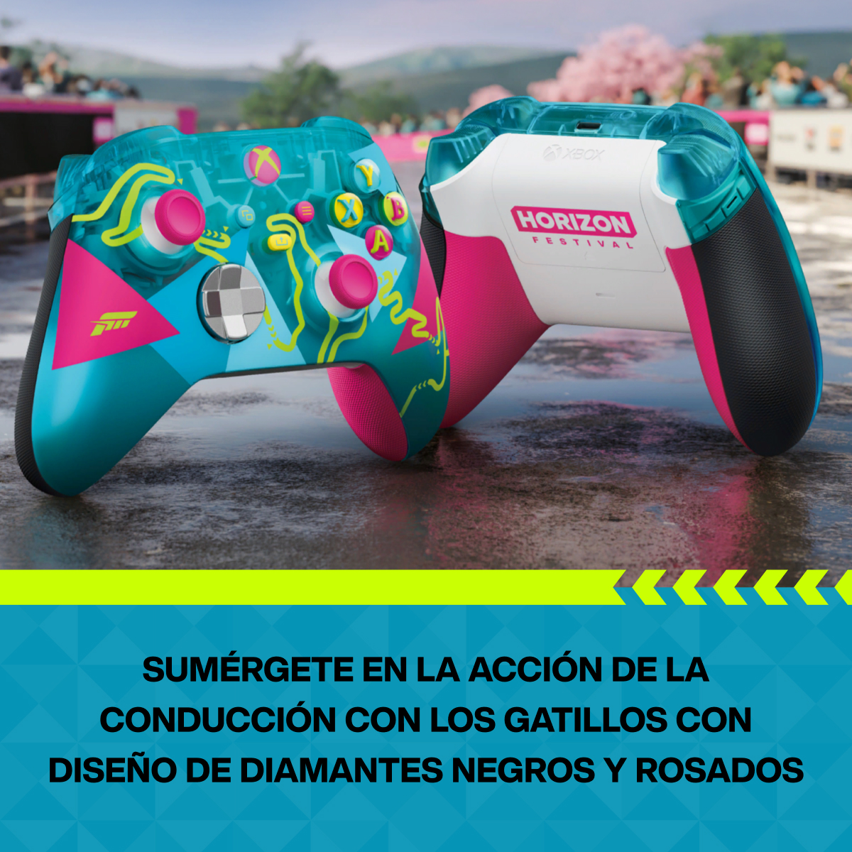 Dos mandos Xbox turquesa y rosa, uno con logo Forza, sobre suelo mojado.