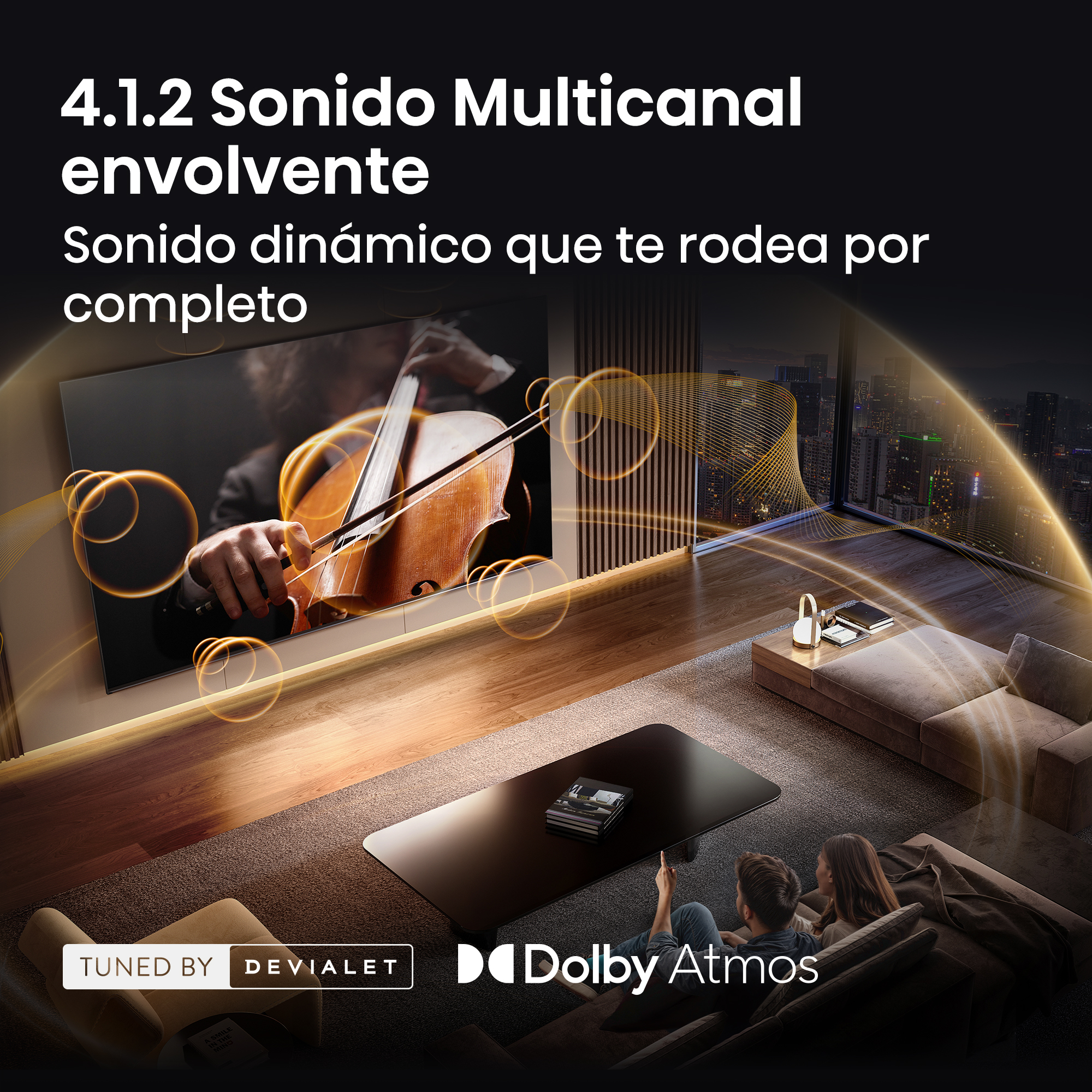 Una pareja ve la TV, un chelista toca en pantalla, sonido Dolby Atmos.