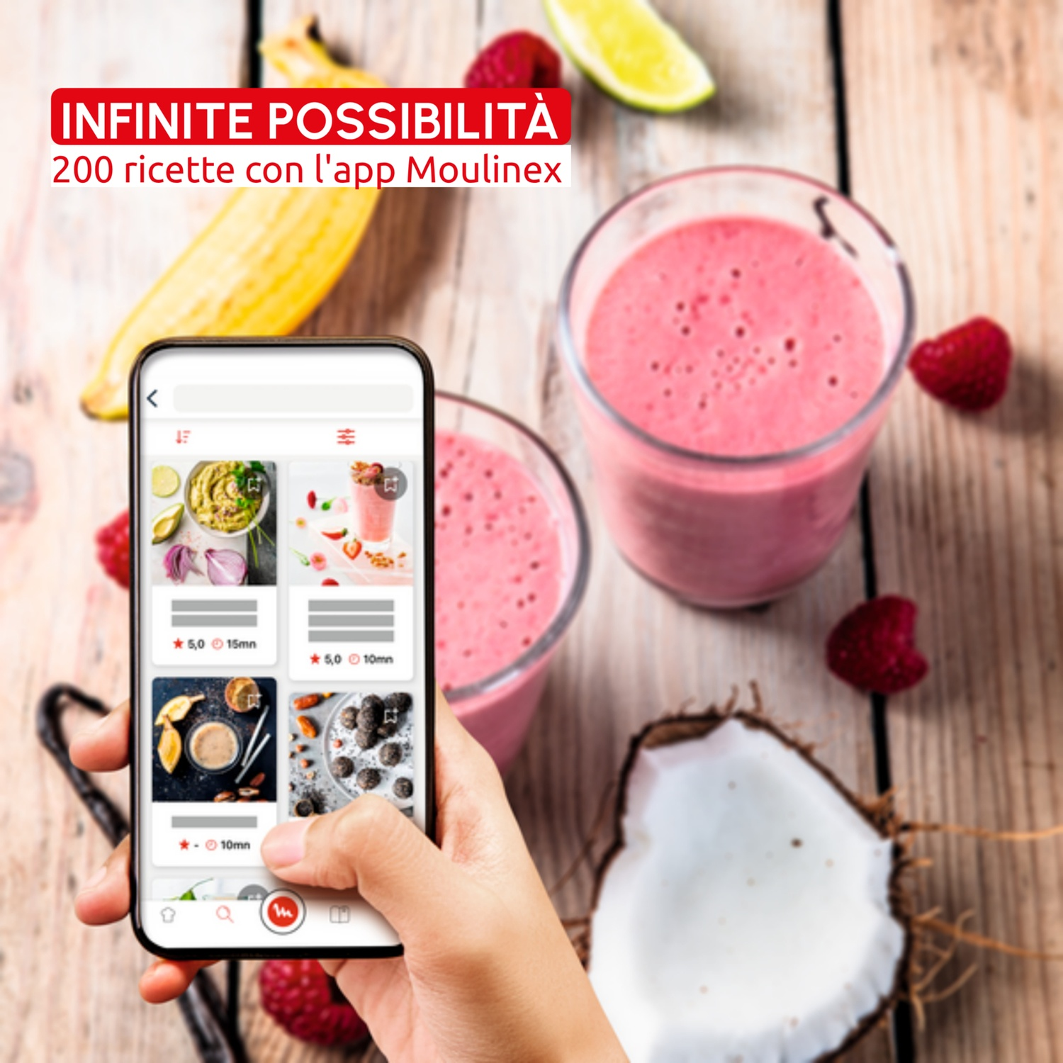 Mano tiene smartphone con app ricette; accanto frullati, banana, cocco e frutti di bosco.