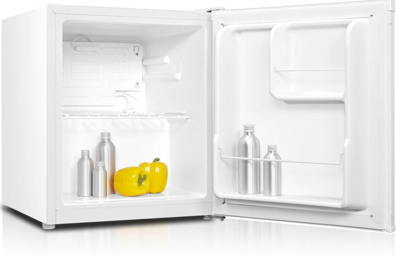 Ein offener weißer Kühlschrank mit Flaschen und gelben Paprika im Inneren.