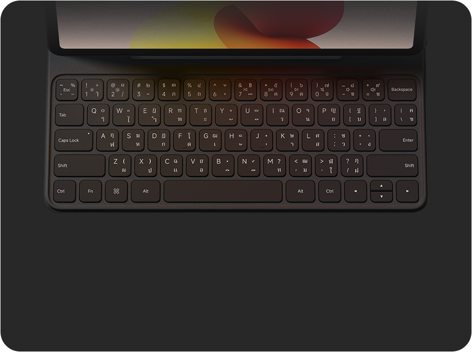 Sötétszürke billentyűzet thai karakterekkel és egy tablet képernyője felette.
