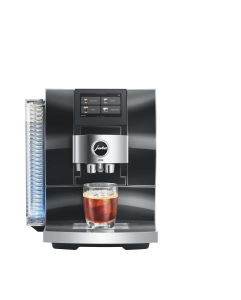 Eine schwarze Kaffeemaschine mit einem Glas Eiskaffee darauf.