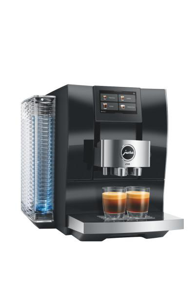 Ein schwarzer Kaffeevollautomat mit zwei Gläsern Espresso auf der Abtropffläche.