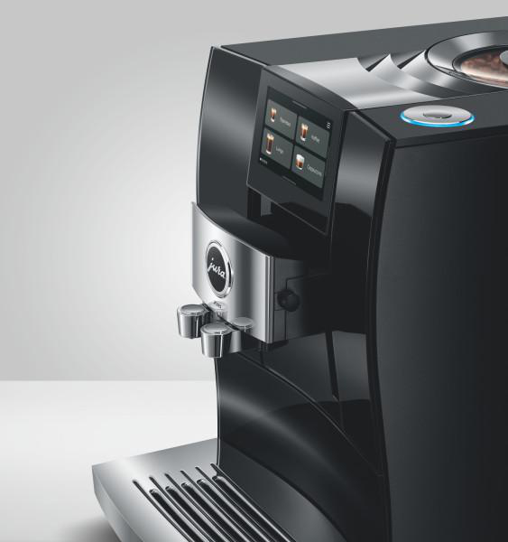 Schwarze Kaffeemaschine mit Touchscreen und Chromdetails, Jura-Logo.