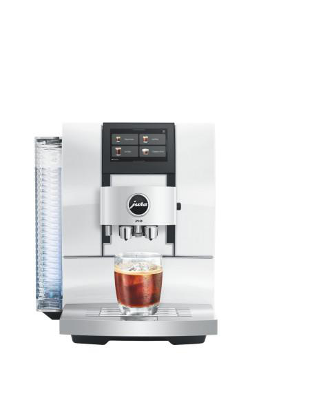 Eine weiße Kaffeemaschine mit einem Glas Eisgetränk davor.