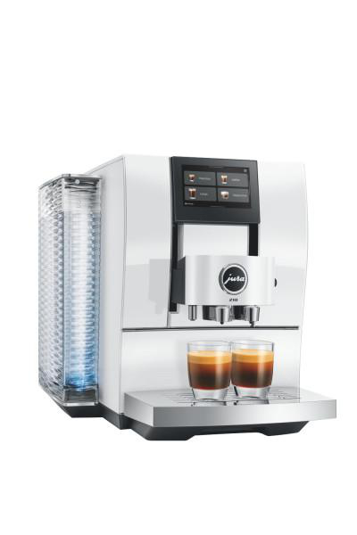 Weiße Kaffeemaschine mit zwei Espressos und einem Becherspender.