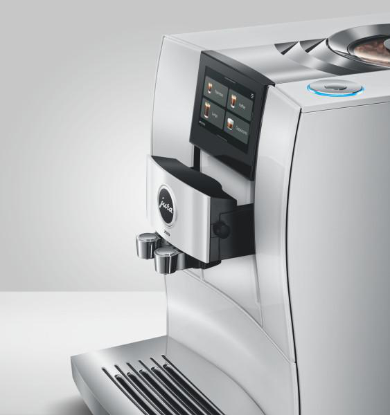 Eine weiße Jura-Kaffeemaschine mit Touchscreen und zwei Ausläufen.