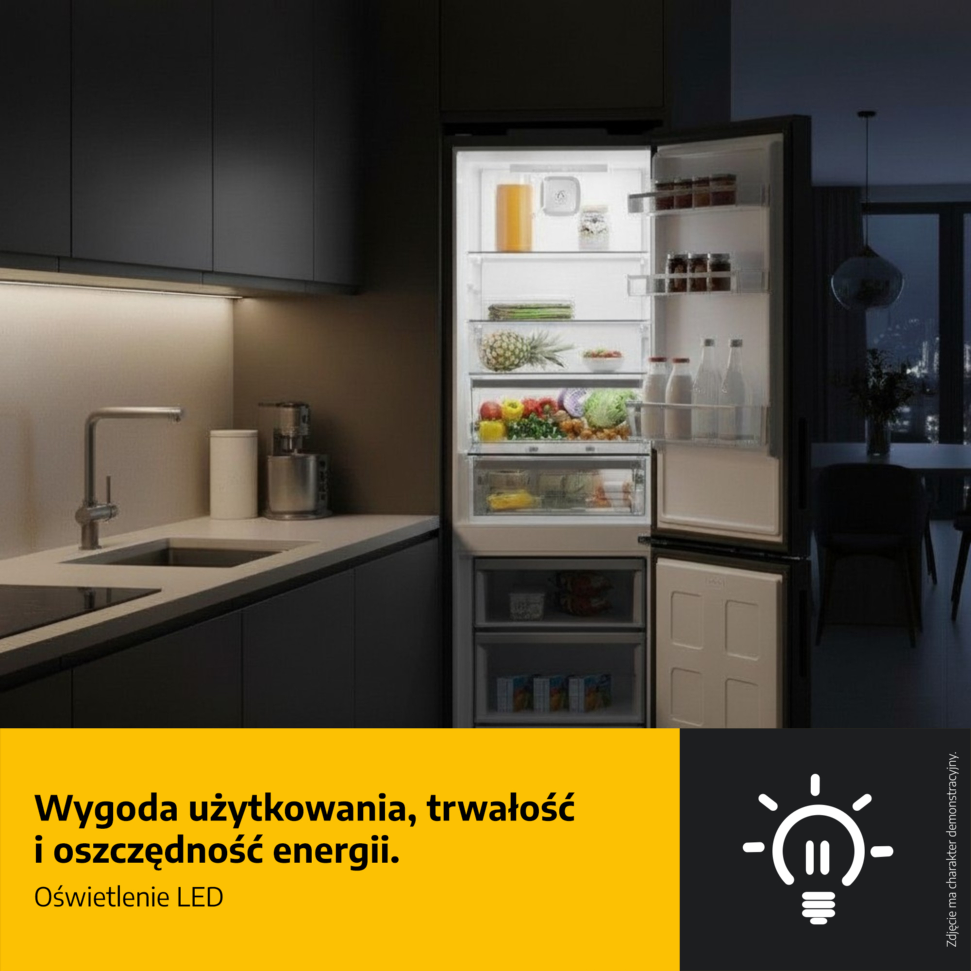 Lodówka z oświetleniem LED, wypełniona owocami i warzywami.