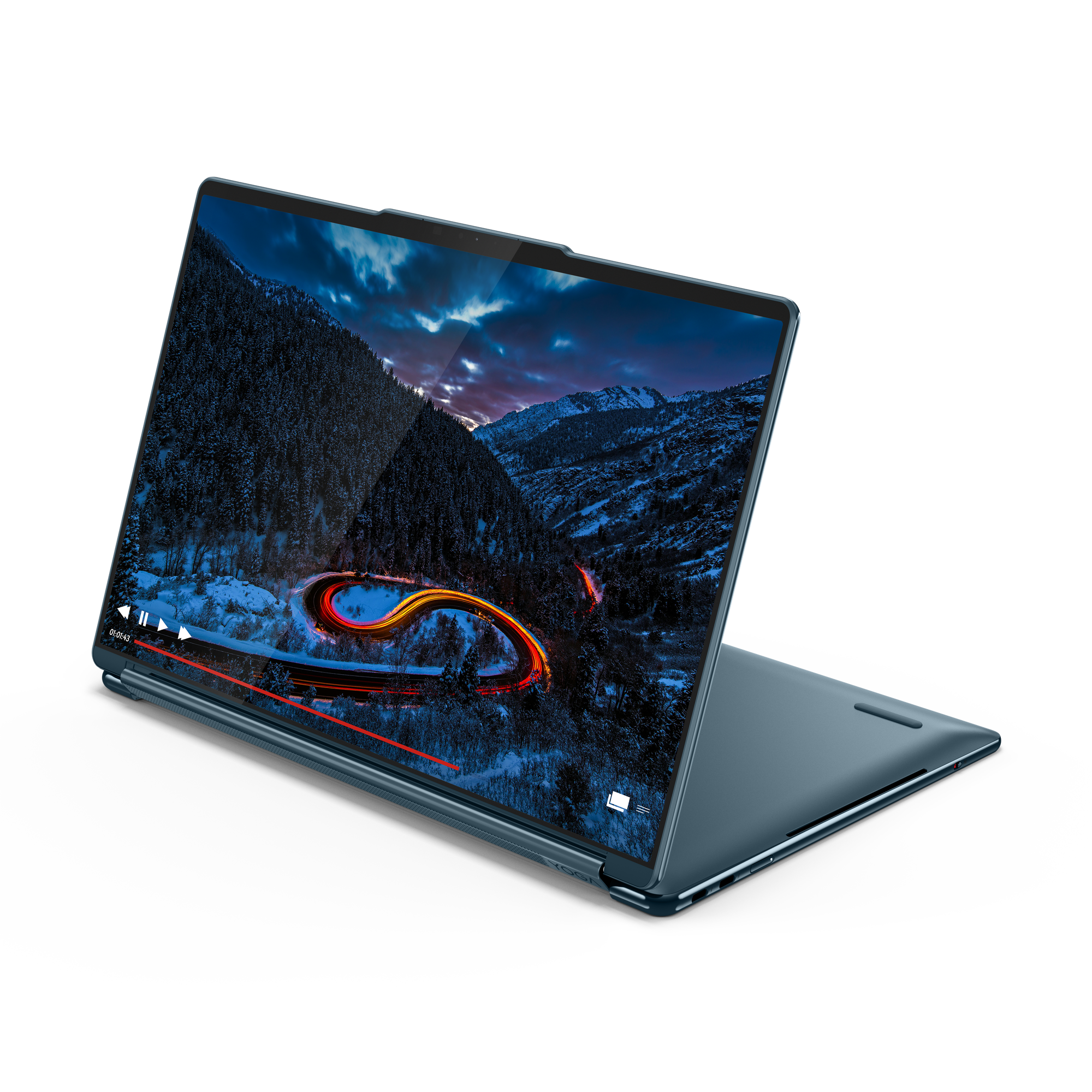 Ein dunkles Laptop zeigt eine verschneite Berglandschaft mit kurviger Straße bei Nacht.