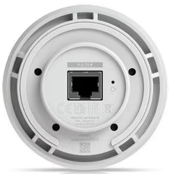 Unterseite eines weißen Geräts mit einem Ethernet-Anschluss und Beschriftungen.