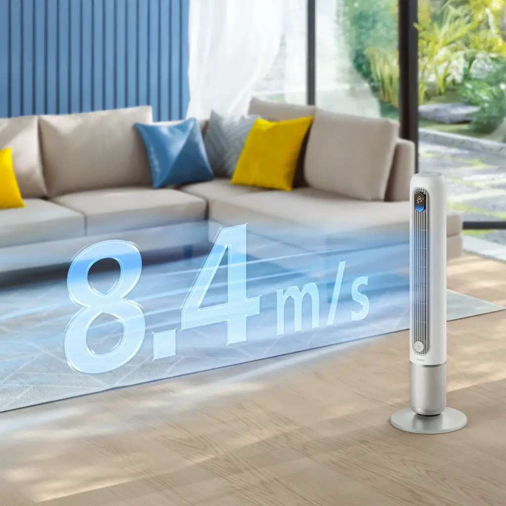 Ein weißer Turmventilator zeigt 8,4 m/s und bläst Luft auf ein beige Ecksofa.