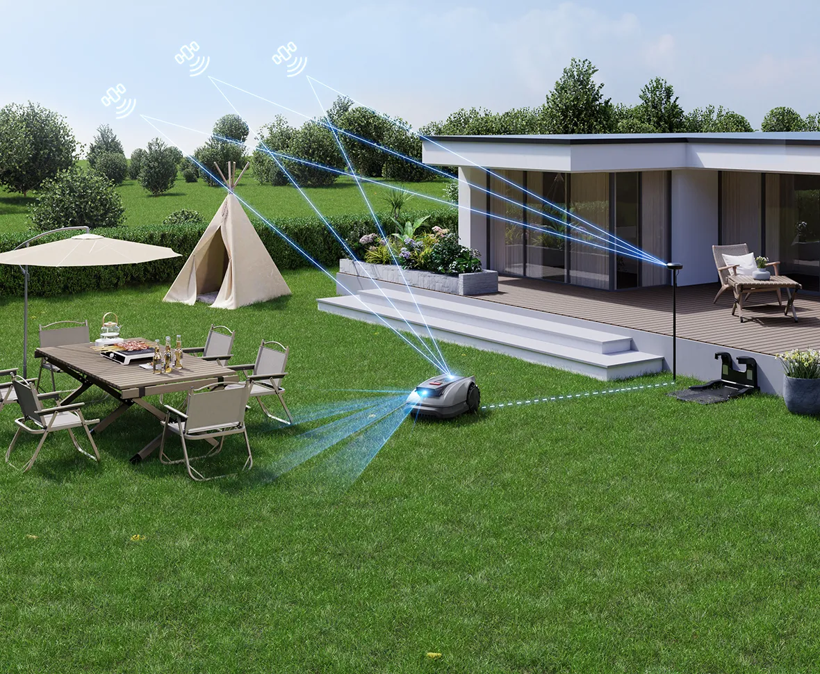 Ein Rasenmähroboter auf einem grünen Rasen, der mit einem Haus und Garten verbunden ist.