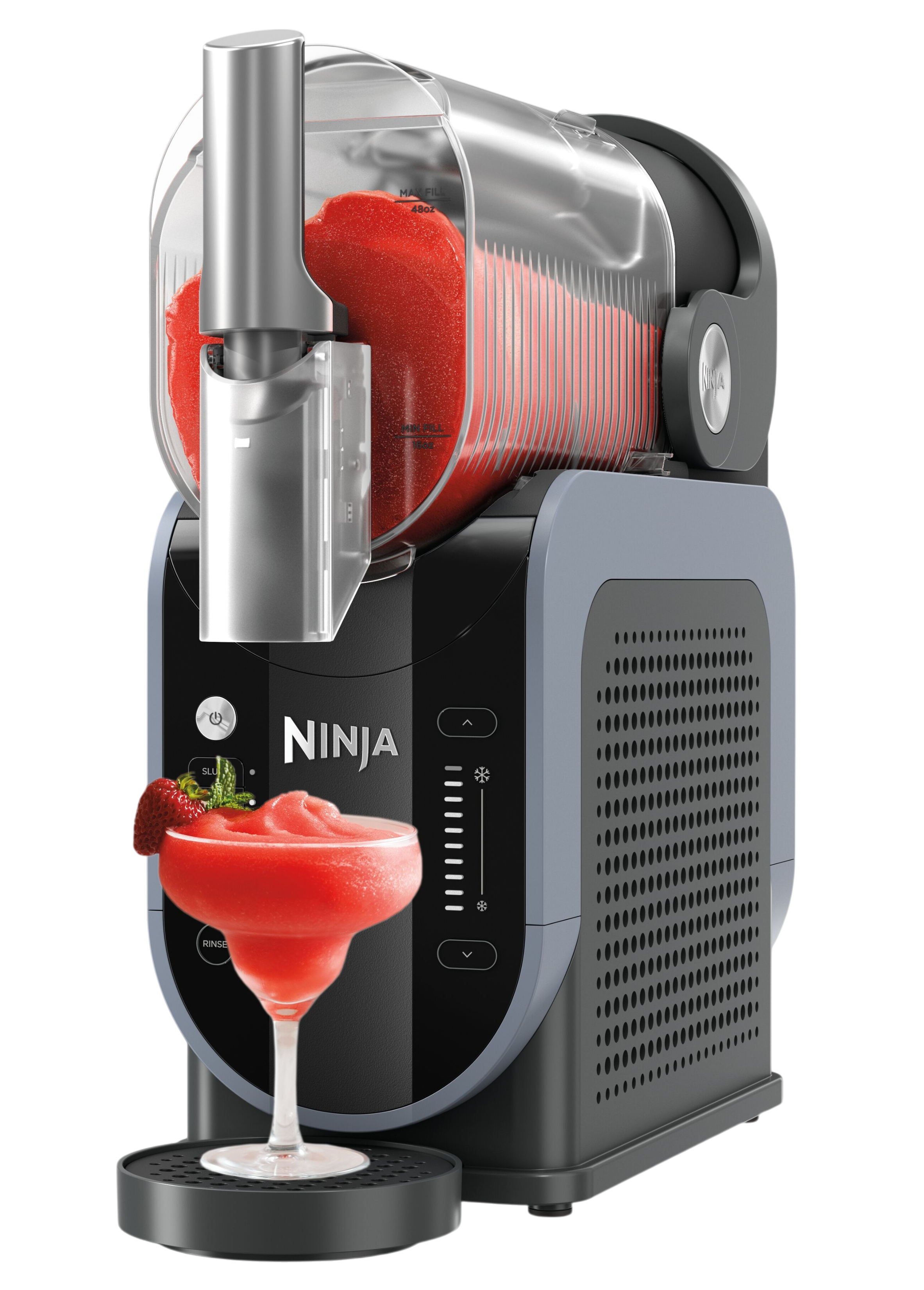 Ein Ninja Slushie-Maker mit einem Glas gefrorenem Getränk und Erdbeer-Garnitur.