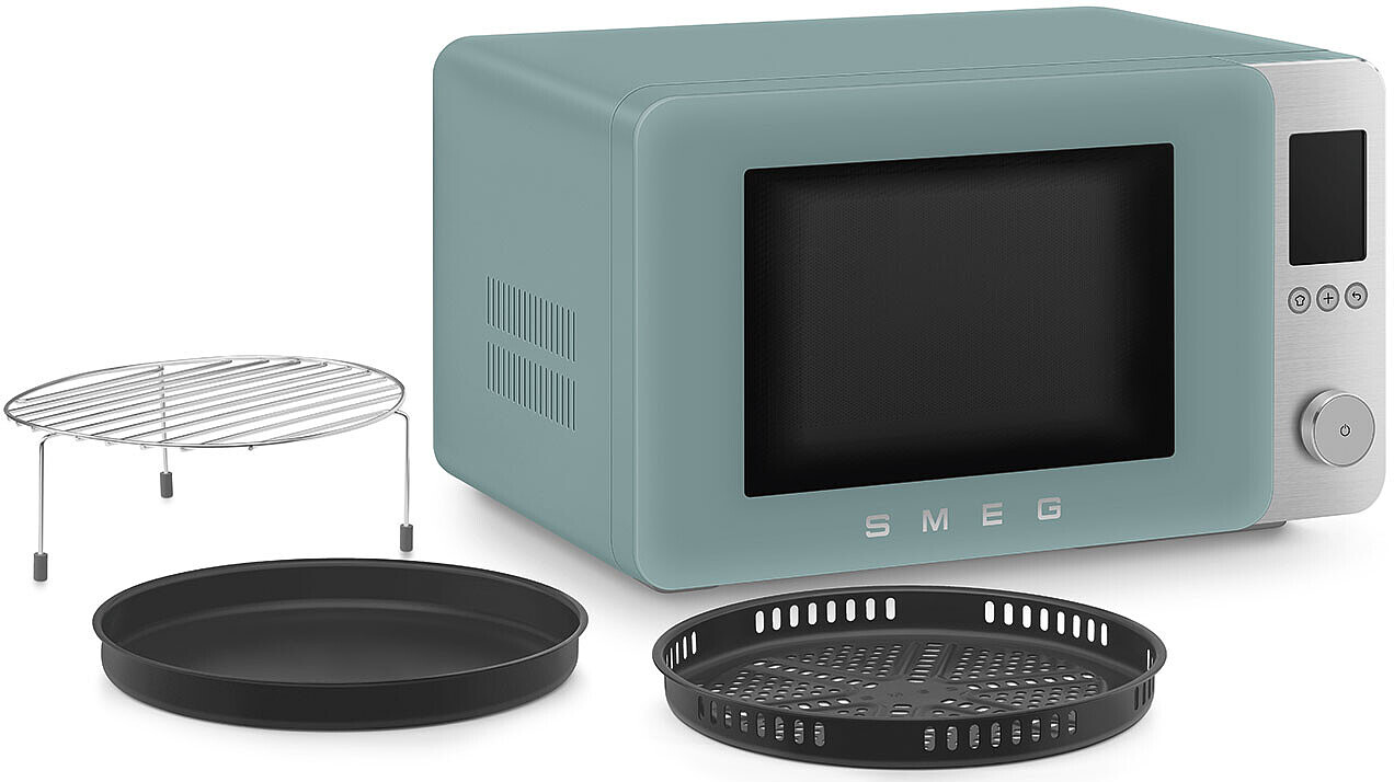 Un four à micro-ondes SMEG turquoise avec façade argentée et accessoires.