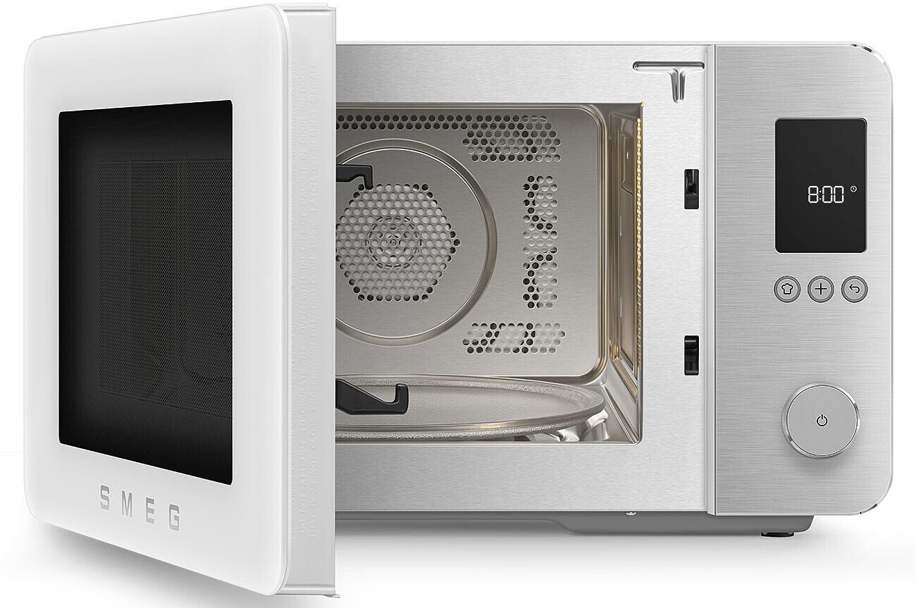 Un forno a microonde SMEG bianco con la porta aperta, che rivela un interno in acciaio inox.