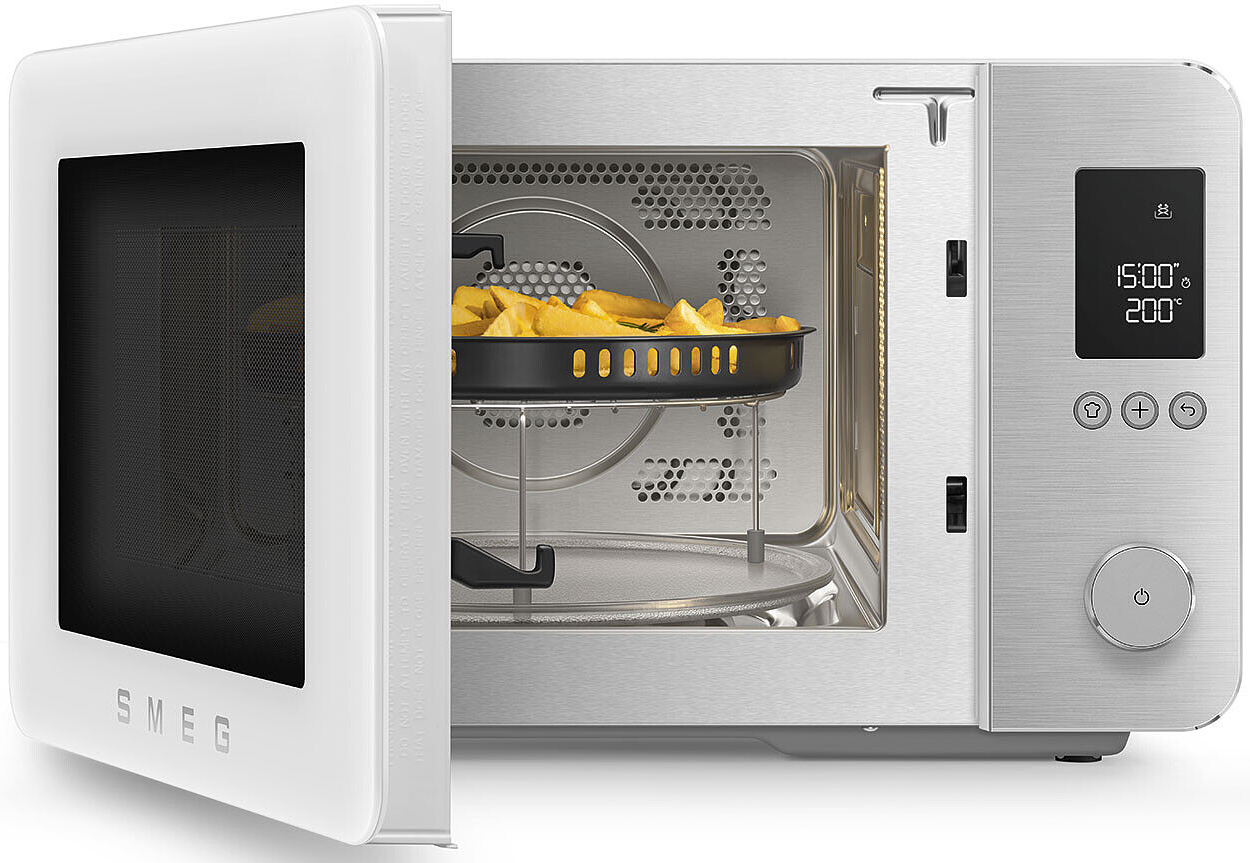 Microonde SMEG bianco aperto con patatine in cestello nero. Display digitale: 15:00 e 200C.