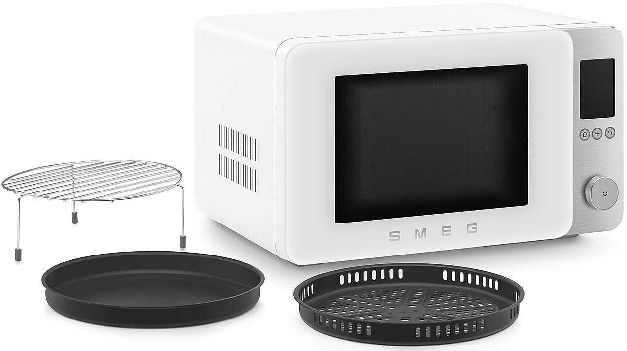 Forno a microonde SMEG bianco con accessori: griglia, teglia rotonda, vassoio forato.