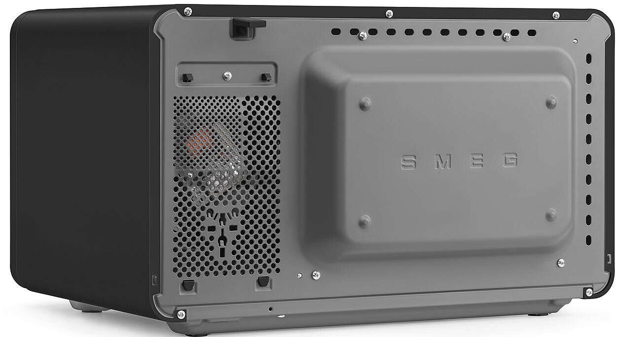 Rückseite eines schwarzen SMEG-Mikrowellenherds mit Lüftungsschlitzen und dem Logo.