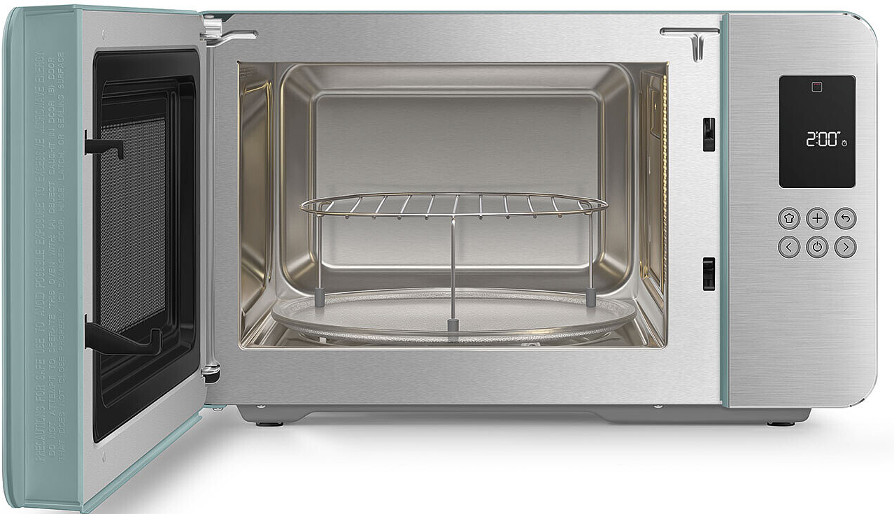 Un four à micro-ondes bleu clair ouvert avec intérieur argenté et une grille.
