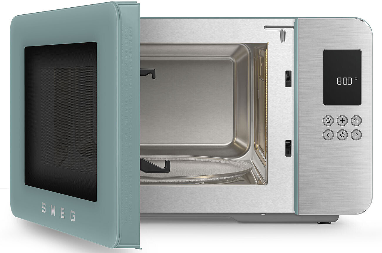Un micro-ondes SMEG ouvert et turquoise avec intérieur argenté et écran numérique affichant 8:00.