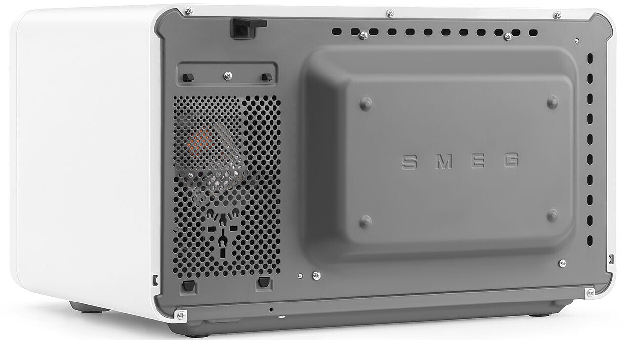 Rückseite eines weißen Smeg-Mikrowellenofens mit grauen Lüftungsgittern und Belüftungslöchern.