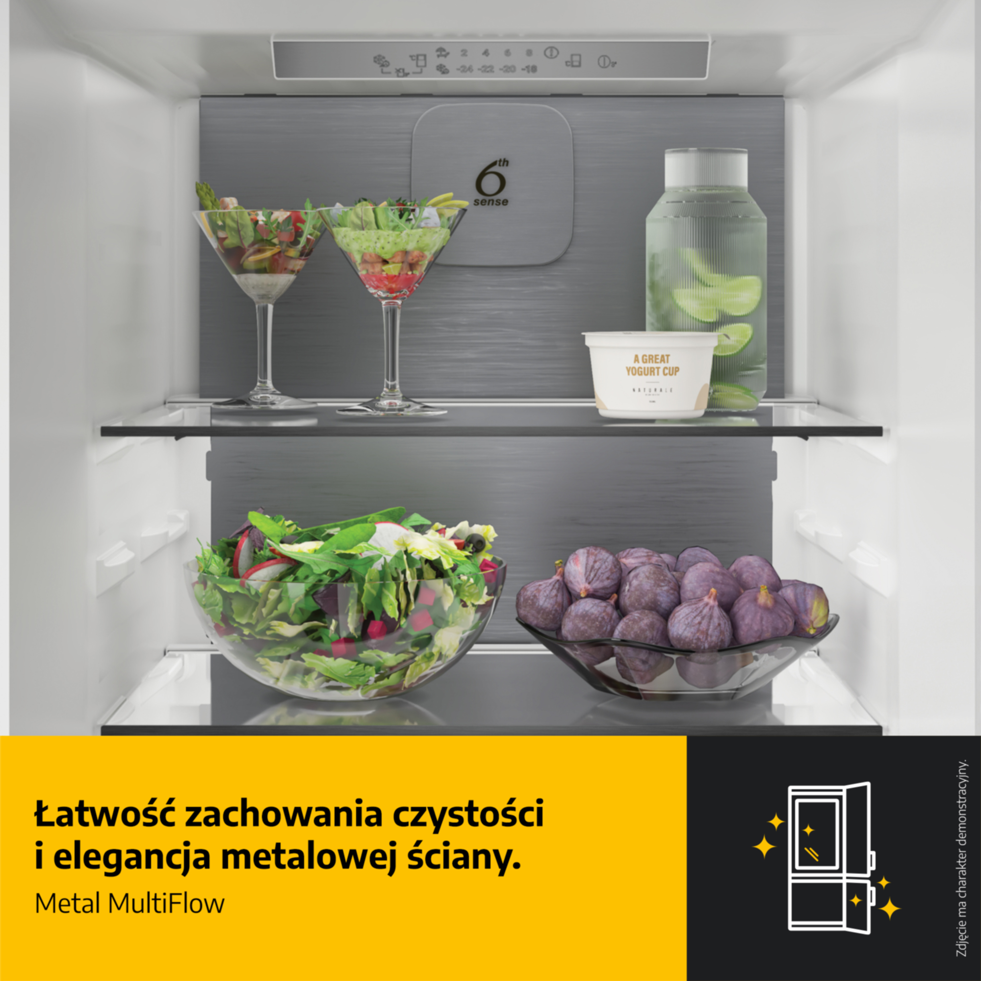 Półki lodówki z sałatką, jogurtem, figami i butelką wody.