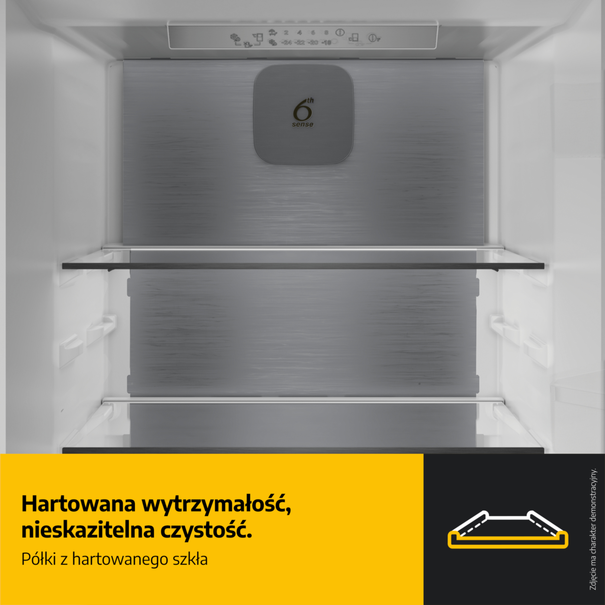 Wnętrze lodówki z dwoma szklanymi półkami i logo 6th Sense.