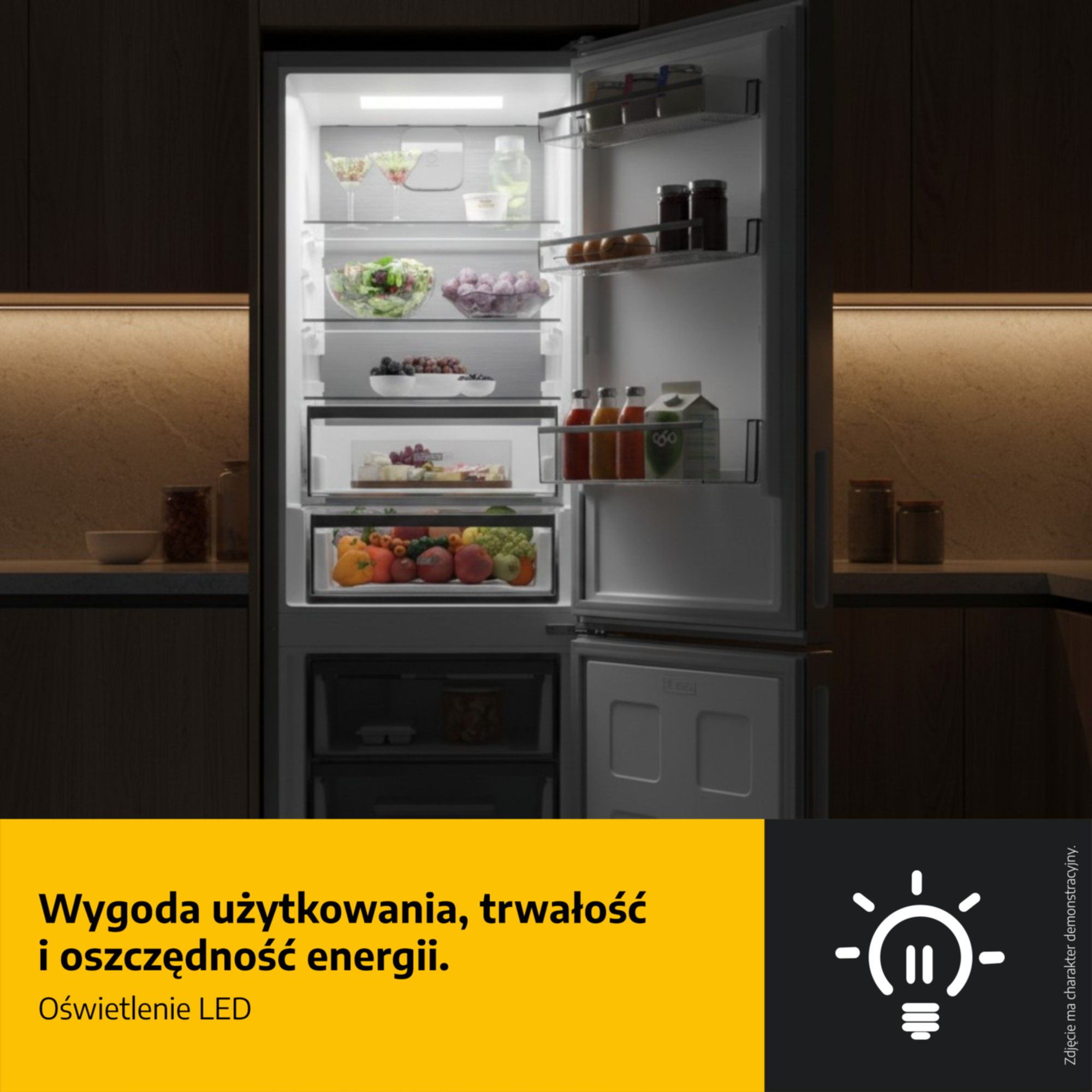 Otwarta lodówka z oświetleniem LED i jedzeniem w środku.