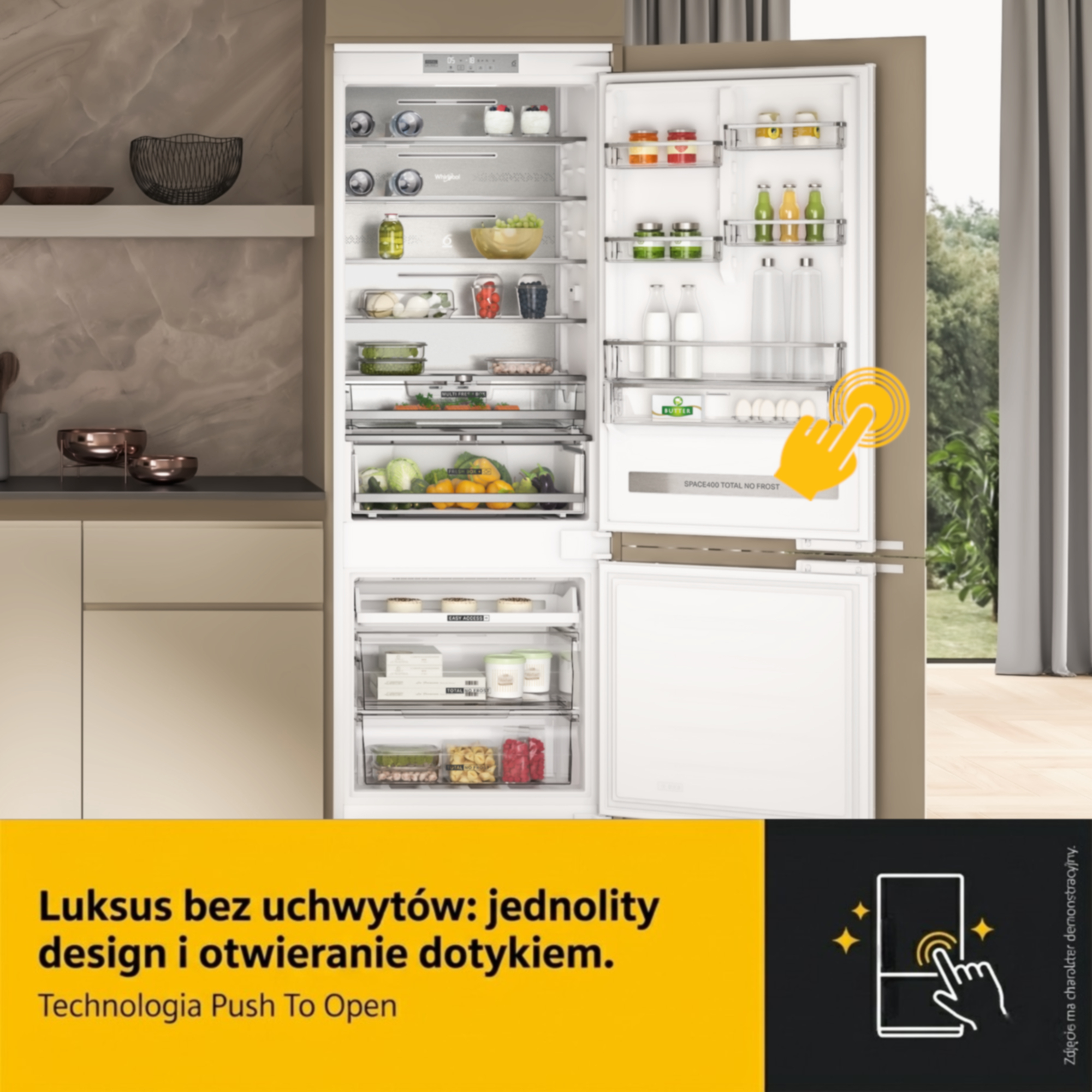 Otwarta lodówka z jedzeniem i gestem dłoni wskazującym otwarcie.