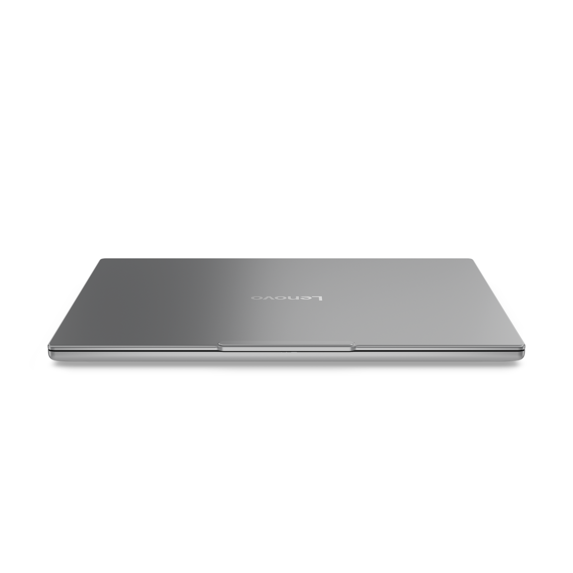 Ein geschlossenes silbernes Lenovo-Laptop liegt auf schwarzem Hintergrund.