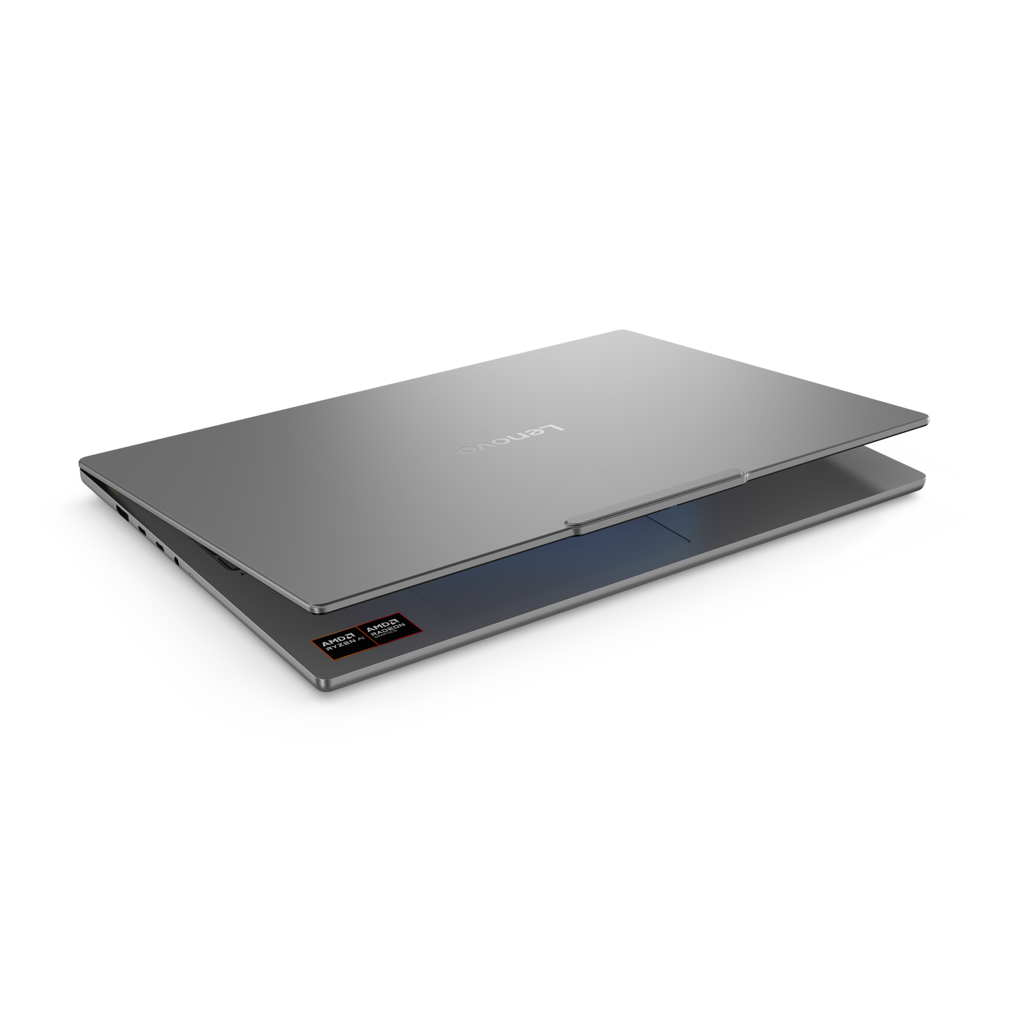 Ein silberner Laptop mit Lenovo-Logo ist geöffnet, mit AMD-Aufklebern.