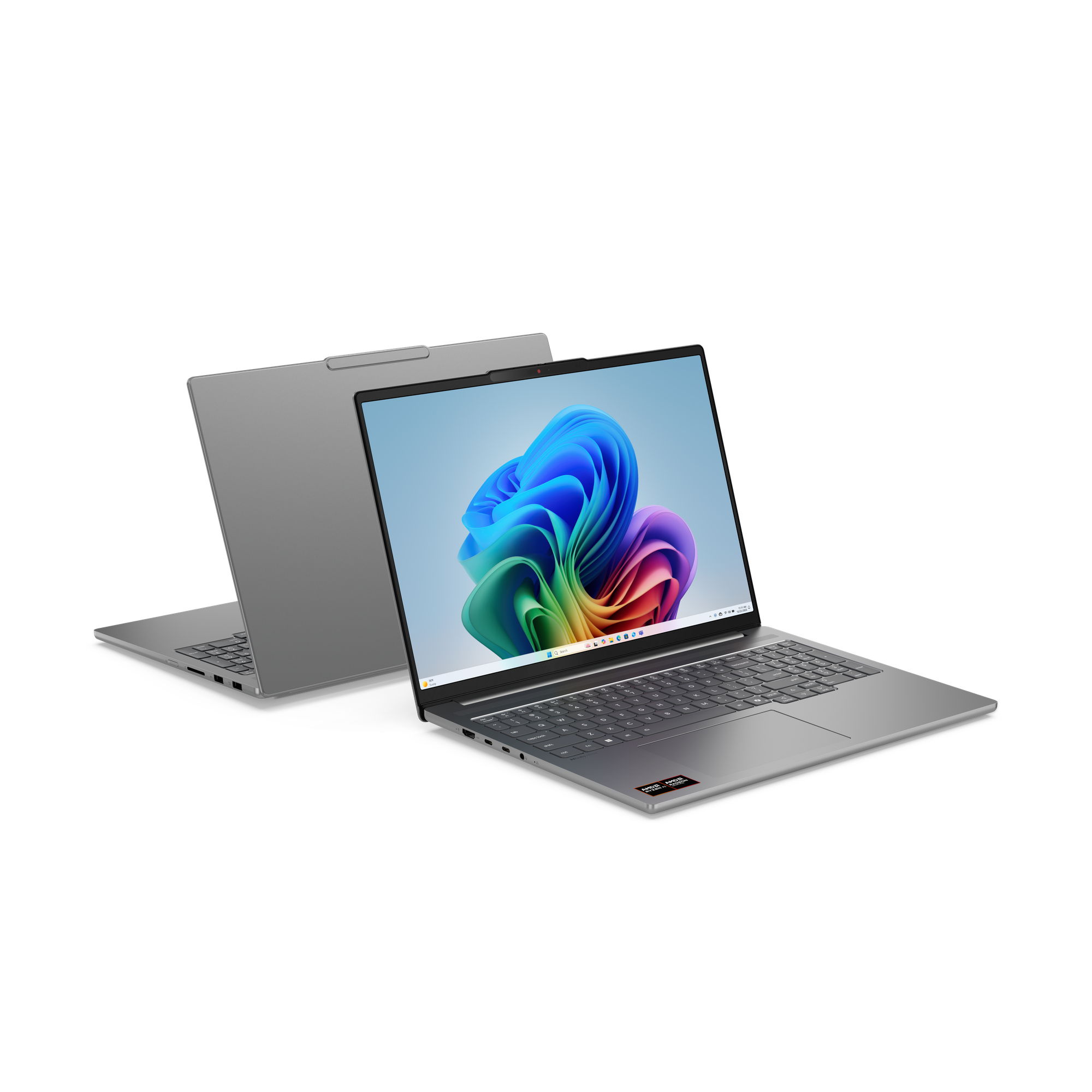Zwei silberne Laptops nebeneinander, einer geöffnet mit farbigem Desktop-Hintergrund.