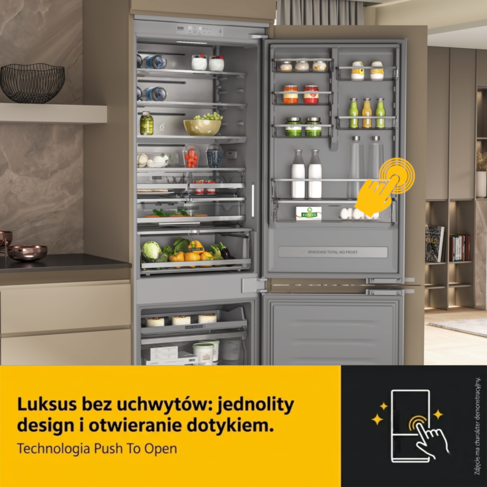 Otwarta lodówka z jedzeniem i ręką dotykającą drzwi.