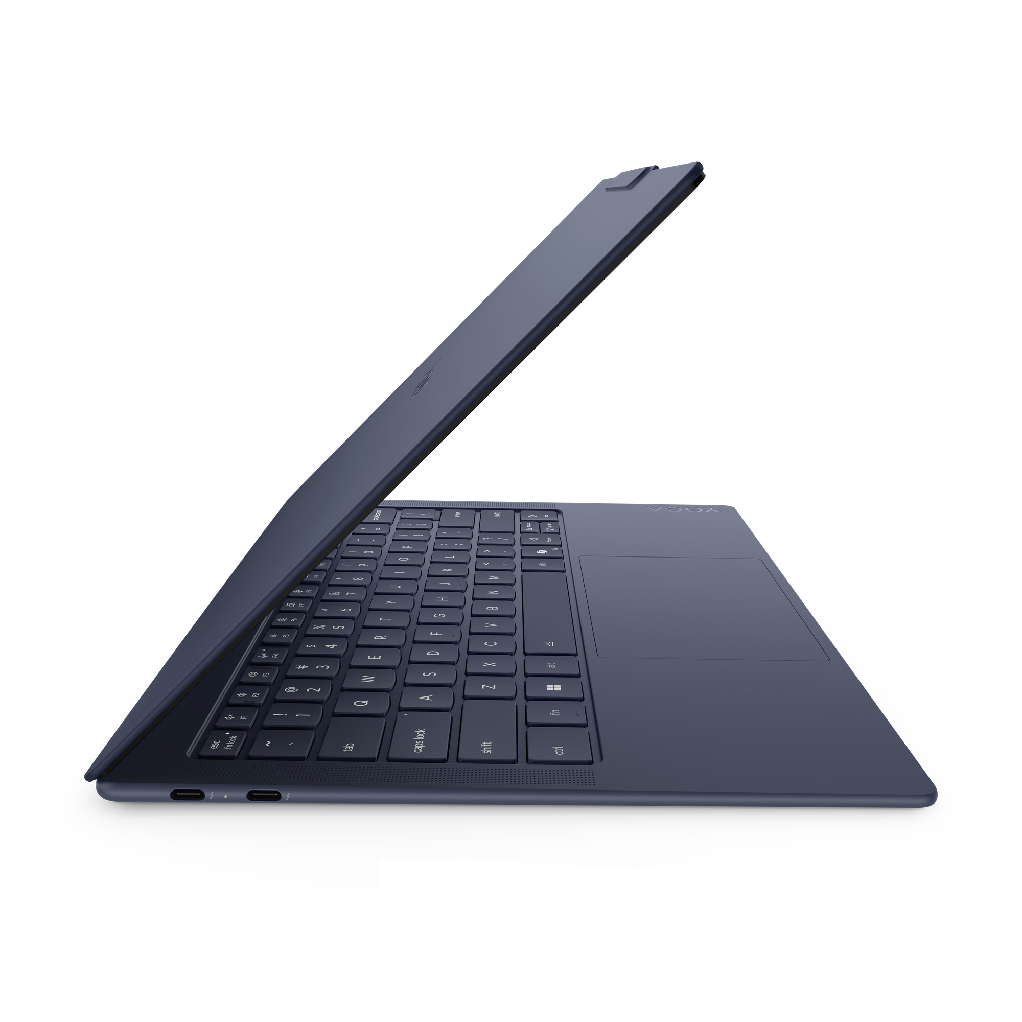 Ein geöffneter, dunkelblauer Laptop mit Tastatur und Touchpad auf schwarzem Hintergrund.