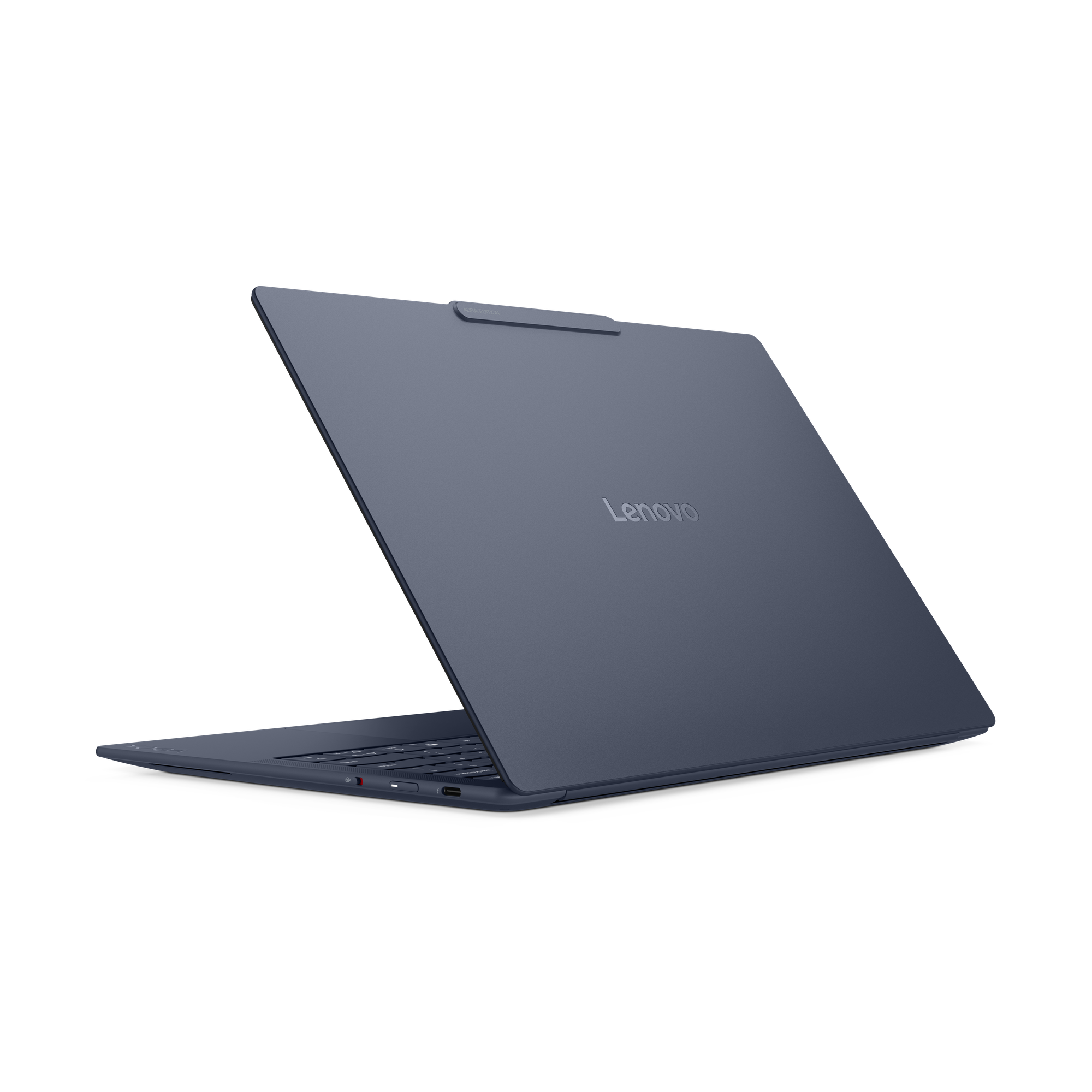 Ein geschlossenes, dunkelblaues Lenovo-Notebook auf schwarzem Hintergrund, leicht geöffnet.