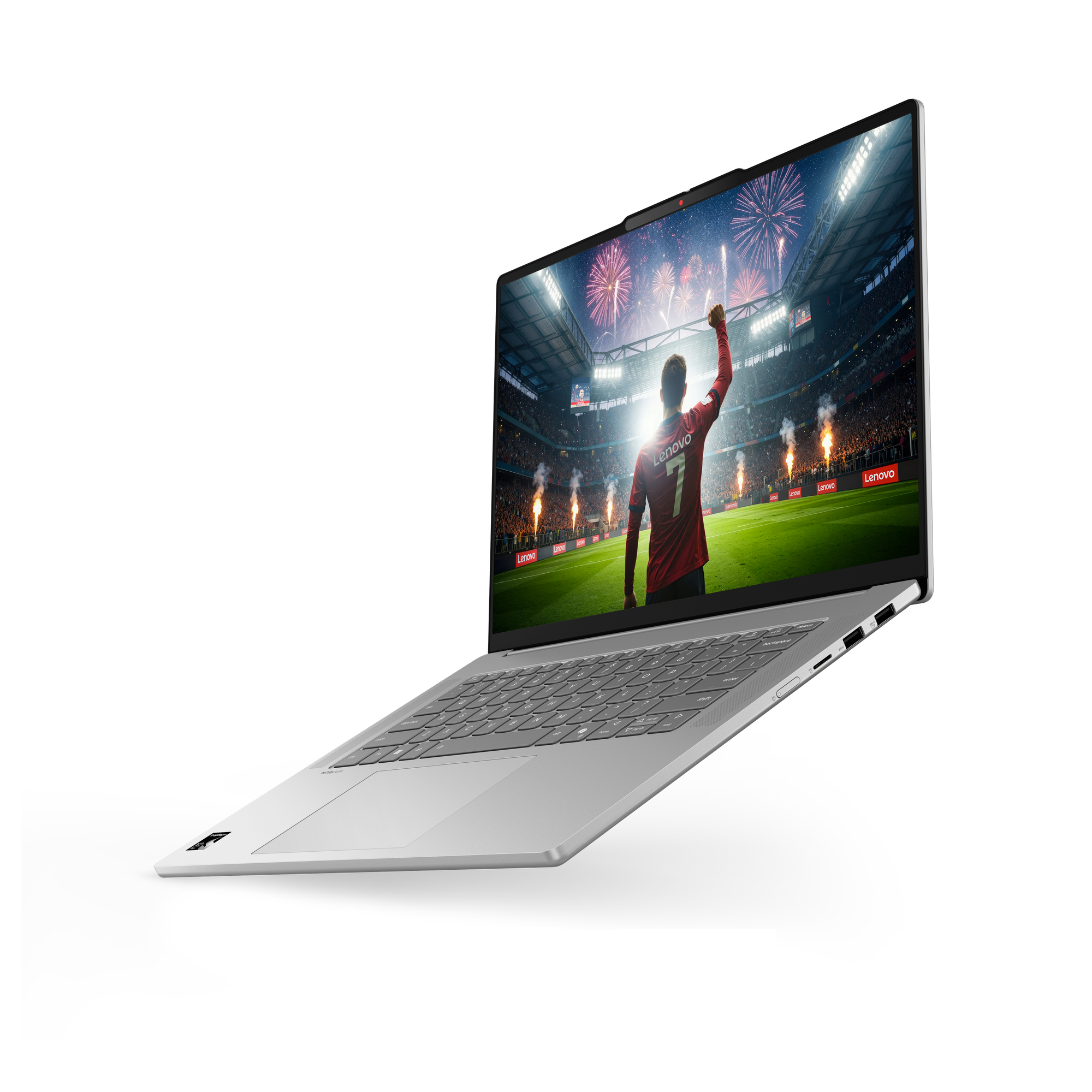 Ein Laptop zeigt ein Fußballspiel mit Feuerwerk. Ein Spieler feiert.