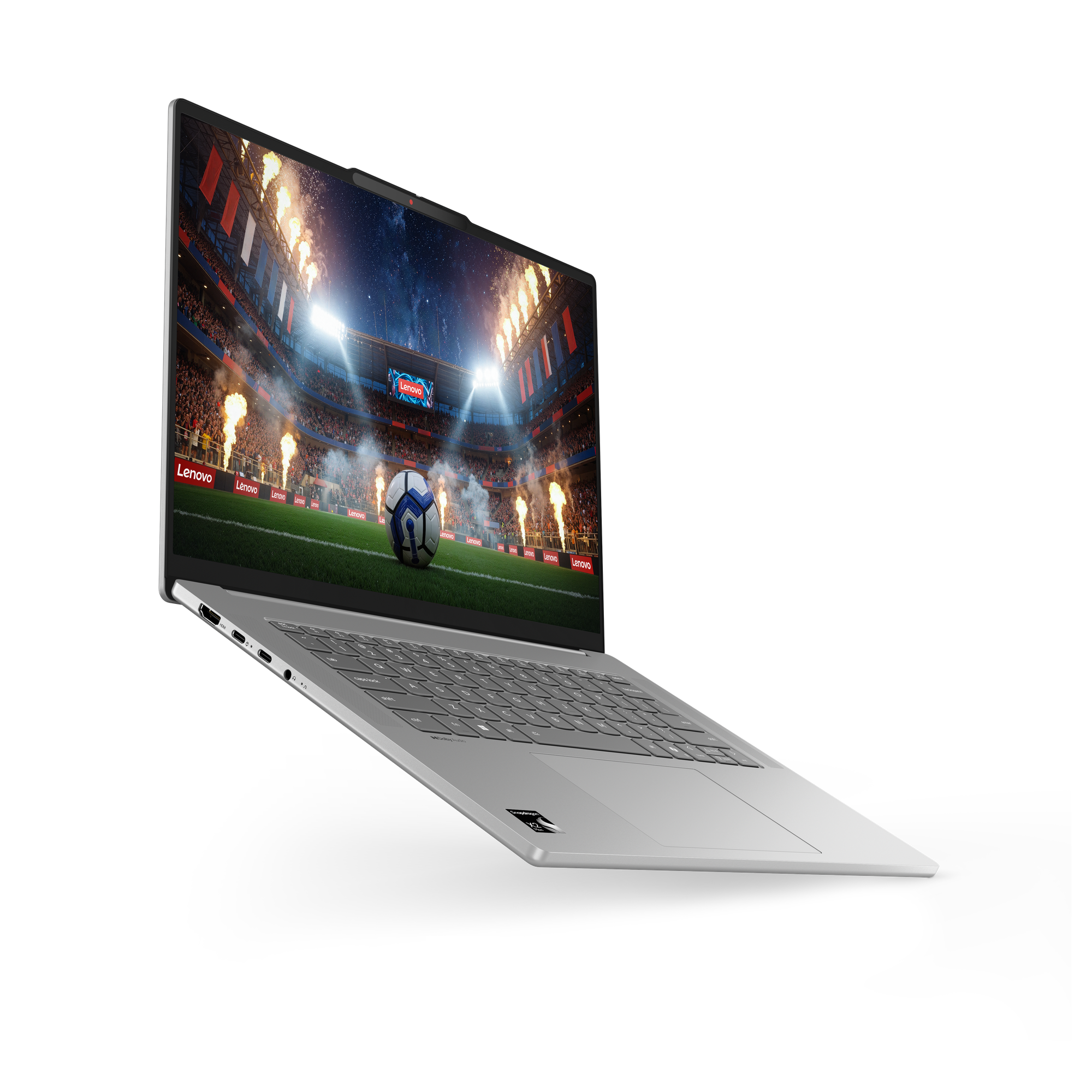 Ein geöffneter Laptop zeigt ein Fußballstadion mit einem Ball auf dem Rasen.