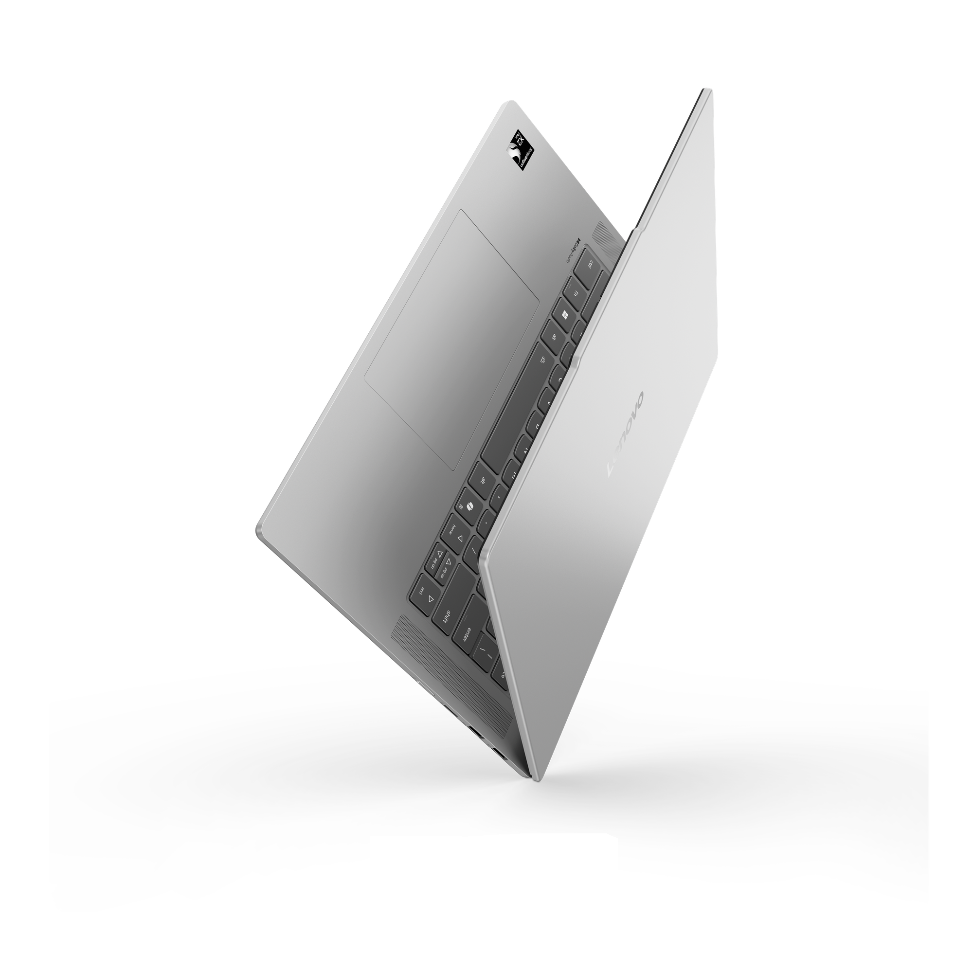 Ein silberner Laptop mit Snapdragon-Logo, offen auf schwarzem Hintergrund.