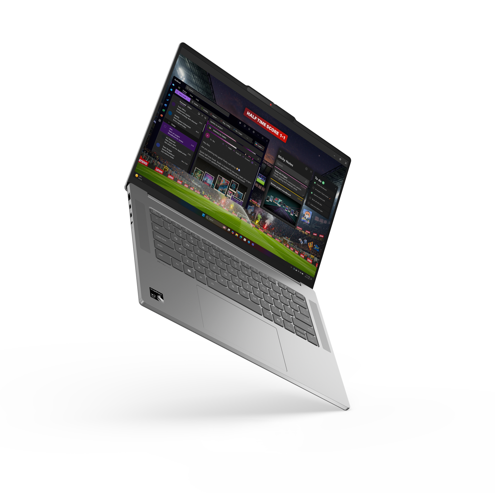 Ein silberner Laptop zeigt eine Fußballübersicht mit dem Spielstand 1-1.