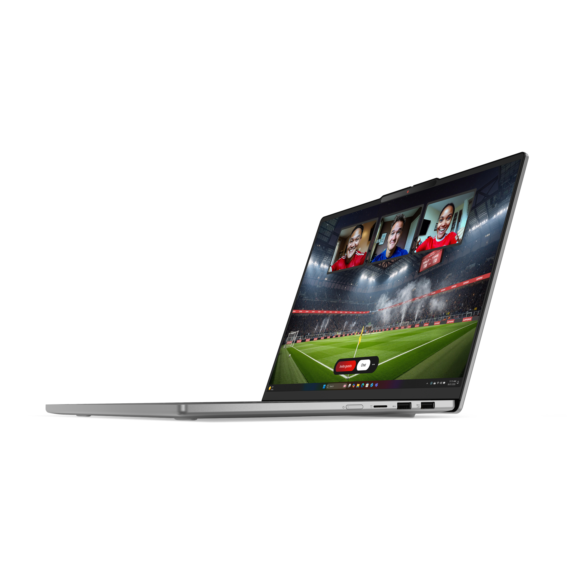 Ein Laptop zeigt ein Fußballspiel mit vier Personen in Videocalls. Der Hintergrund ist schwarz.