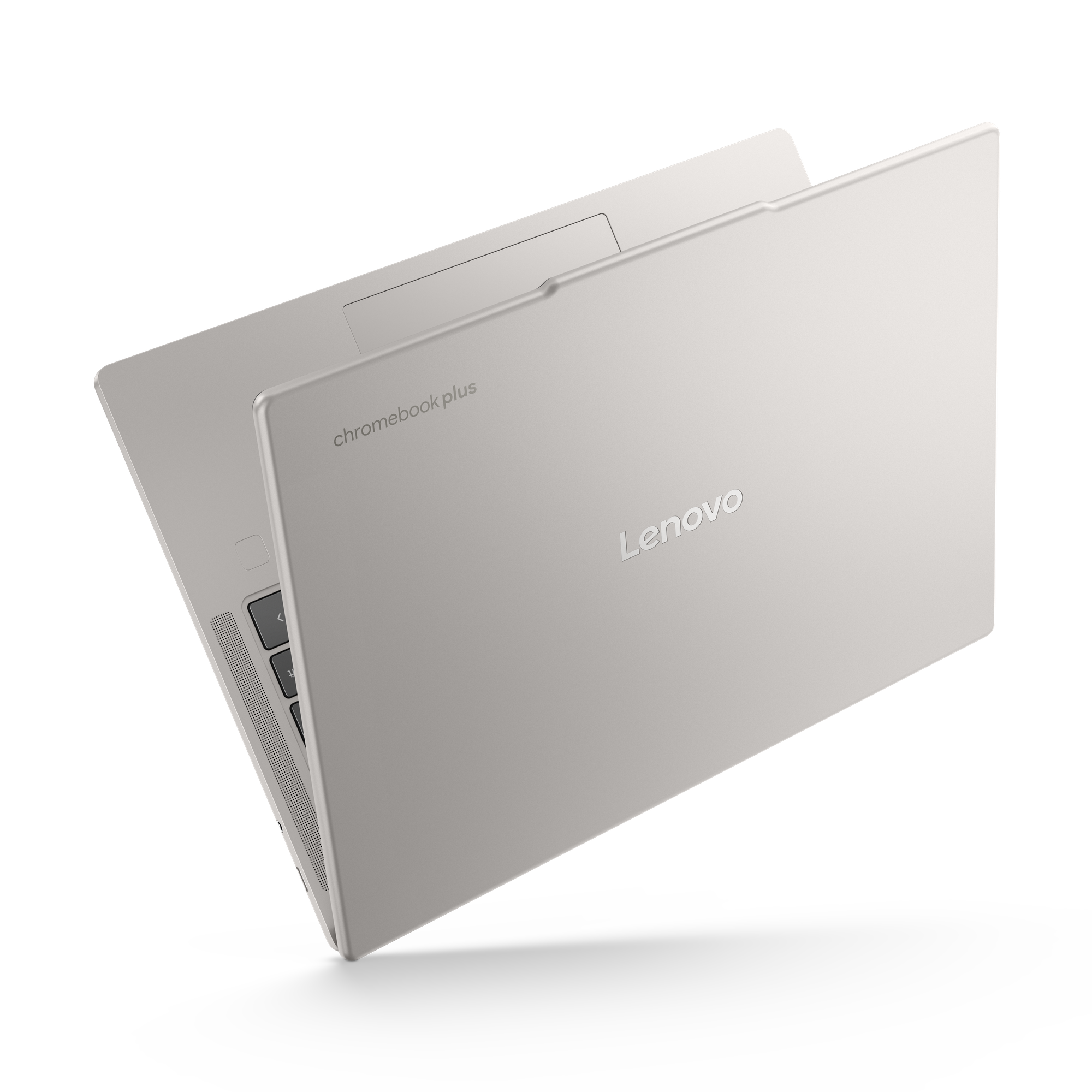Silberner Lenovo Chromebook Plus Laptop, teilweise geöffnet, mit Tastatur und Touchpad sichtbar.