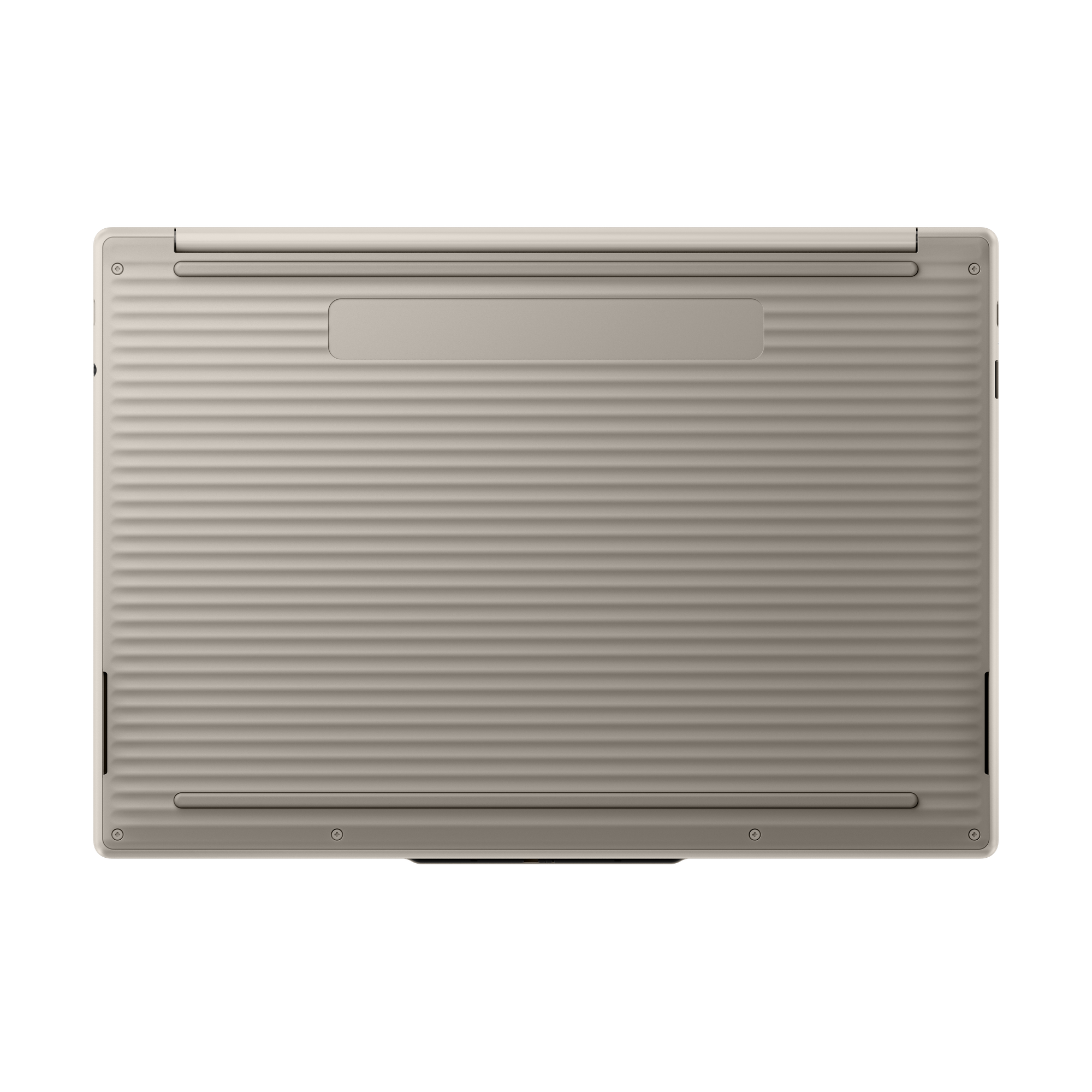 Die Unterseite eines hellbeigen Laptops mit Rillenmuster und Schrauben.
