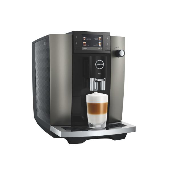Eine Jura-Kaffeemaschine mit einem Glas Latte Macchiato.
