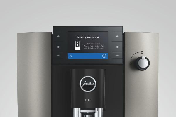 Kaffeemaschine mit Touchscreen, zeigt 'Quality Assistant' und füllen Sie den Wassertank an.